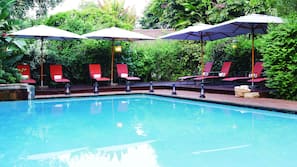 2 buitenzwembaden, parasols voor strand/zwembad