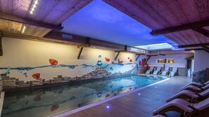 Piscina coperta, lettini