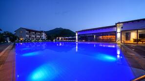 Indoor pool, seasonal outdoor pool, pool loungers