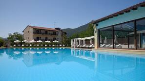 Indoor pool, seasonal outdoor pool, pool loungers