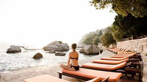 Plage privée, chaises longues, parasols, serviettes de plage
