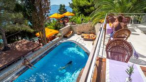 Piscine extérieure (ouverte en saison), chaises longues