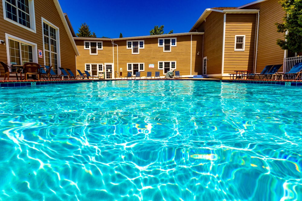 Outdoor pool, Newport Resort