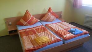 Matelas mémoire de forme, rideaux occultants, lits bébés (en supplément)