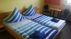 Matelas mémoire de forme, rideaux occultants, lits bébés (en supplément)