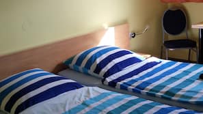 Matelas mémoire de forme, rideaux occultants, lits bébés (en supplément)