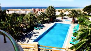 3 indoor pools, 2 outdoor pools, pool loungers