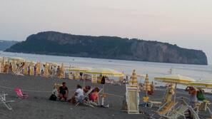 Spiaggia privata nelle vicinanze, lettini da mare, ombrelloni, pallavolo