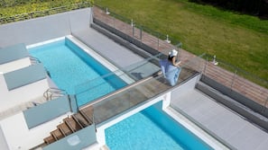Piscine extérieure, parasols de plage, chaises longues