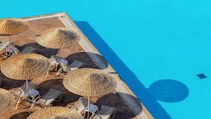 Piscine extérieure, parasols de plage, chaises longues