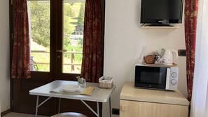 Copriletto in piuma, minibar, una cassaforte in camera, una scrivania