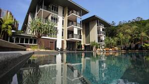 2 outdoor pools