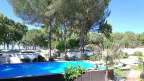 Piscine extérieure (ouverte en saison), parasols de plage
