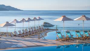 Innenpool, 3 Außenpools, Cabañas (kostenlos), Sonnenschirme