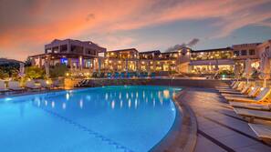 Innenpool, 3 Außenpools, Cabañas (kostenlos), Sonnenschirme