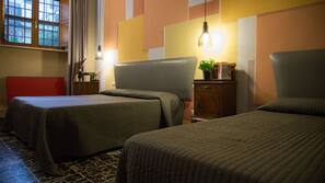 Individualmente decorados, escrivaninha, cortinas blackout