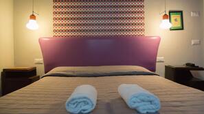 Individualmente decorados, escrivaninha, cortinas blackout