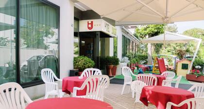 Hotel Junior