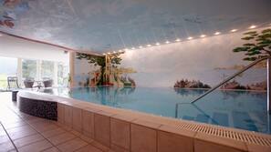 Piscine couverte, parasols de plage, chaises longues