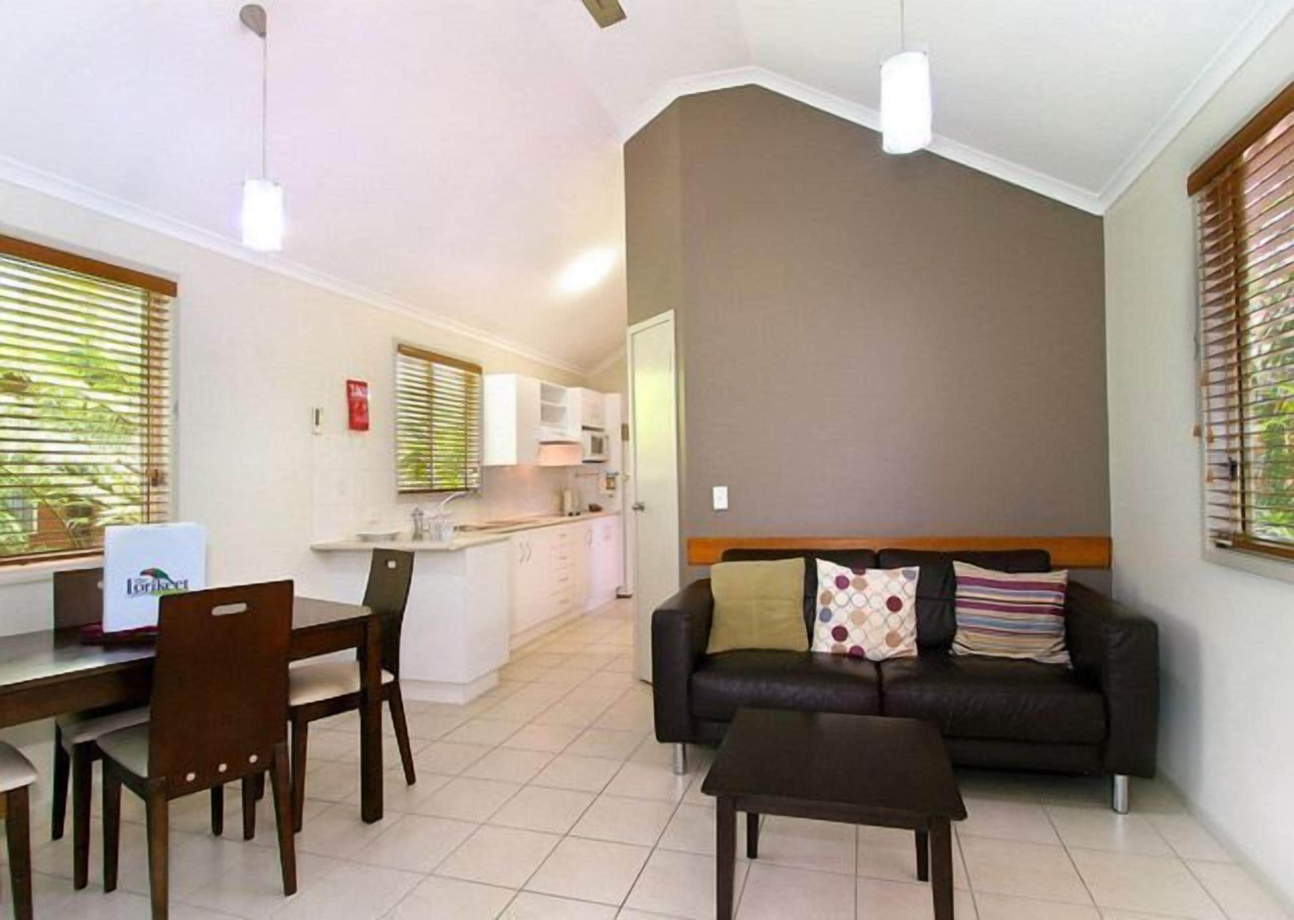 Gateway Lifestyle Lorikeet