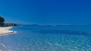 Plage, chaises longues, parasols, serviettes de plage