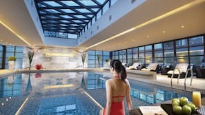 Piscina coperta, con ingresso dalle 7:00 alle 19:00, lettini