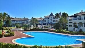 2 piscinas al aire libre