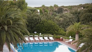 2 piscine all'aperto, lettini