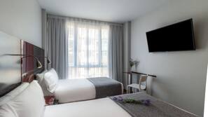 Minibar, safe på rommet, skrivebord og blendingsgardiner