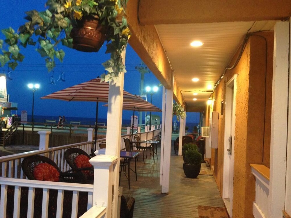 Boardwalk Hotel Charlee Beach House Rentals In Point