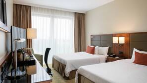 Luxe beddengoed, pillowtop-bedden, een kluis op de kamer, een bureau