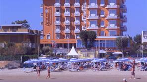 Una spiaggia nelle vicinanze, lettini da mare, ombrelloni