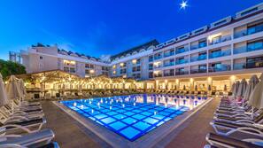 3 outdoor pools, free pool cabanas, pool umbrellas