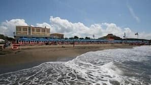 Sulla spiaggia, lettini da mare, ombrelloni
