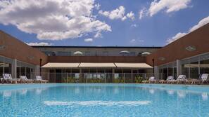 Piscine extérieure (ouverte en saison), parasols de plage