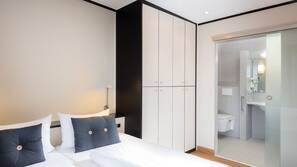 Hypo-allergenic bedding, in-room safe, desk, laptop workspace
