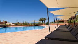 2 outdoor pools, pool loungers