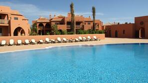 2 outdoor pools, pool loungers