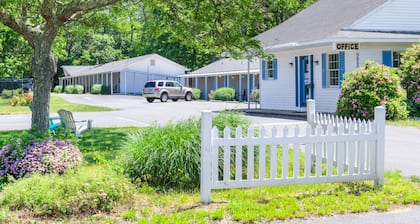 Blue Dolphin Inn