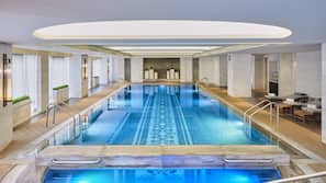 Una piscina cubierta