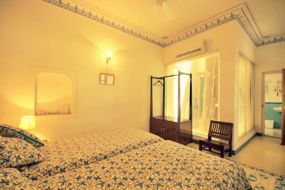 Room, Bijay Niwas Palace 14 Kms from Rampura Agucha