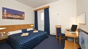 Minibar, Zimmersafe, Schreibtisch, Verdunkelungsvorhänge