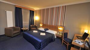 Minibar, Zimmersafe, Schreibtisch, Verdunkelungsvorhänge