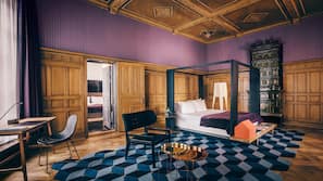 Luxe beddengoed, een minibar, een kluis op de kamer, een bureau