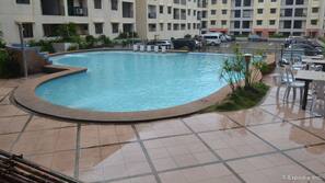 2 outdoor pools