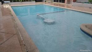 2 outdoor pools