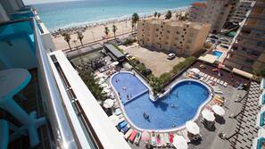 Una piscina al aire libre (de 7:00 a 18:00), sombrillas, tumbonas