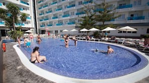 Una piscina al aire libre (de 7:00 a 18:00), sombrillas, tumbonas