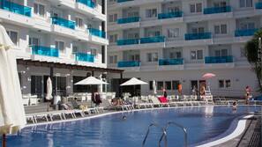 Una piscina al aire libre (de 7:00 a 18:00), sombrillas, tumbonas