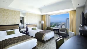Minibar, in-room safe, desk, iron/ironing board
